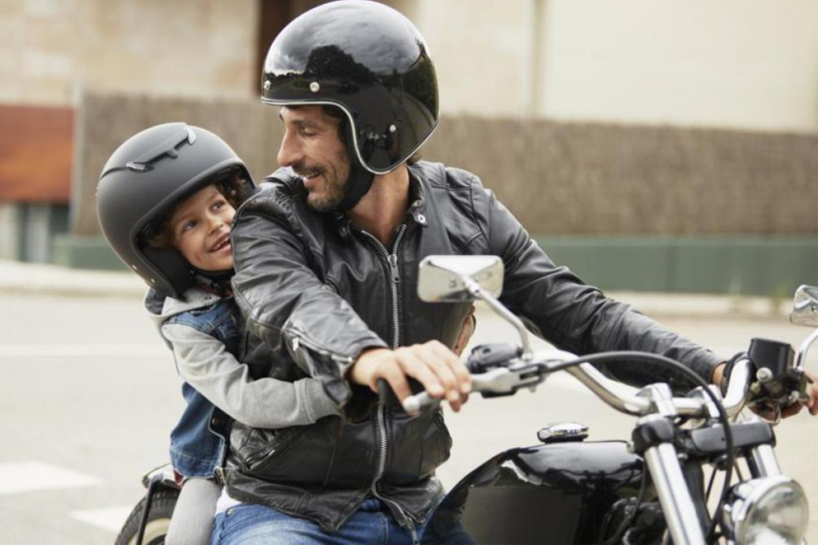 Los niños y la moto, algo incompatible: tips, riesgos y límites permitidos 