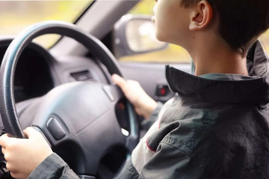 Sancionaran a todos los conductores que dejen a sus hijos menores de edad tomar el volante con la suspensión de sus licencias