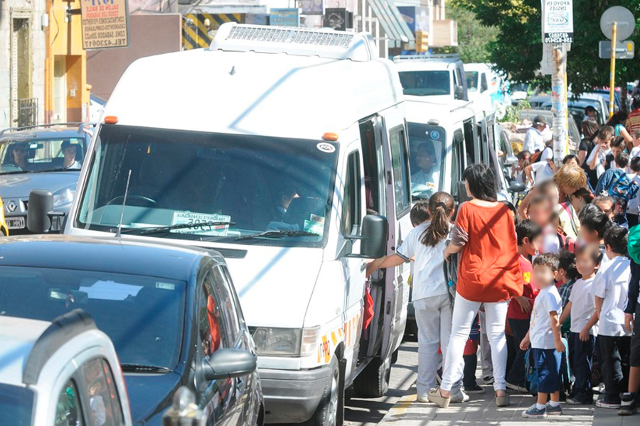 El caos de las doble filas de autos a la salida de los colegios, 4 de cada 10 conductores justifican la falta de transito