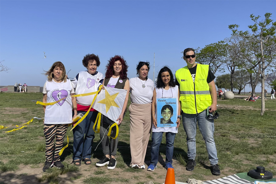 Barrileteada sobre la costa del Río de la Plata por las víctimas de siniestros viales