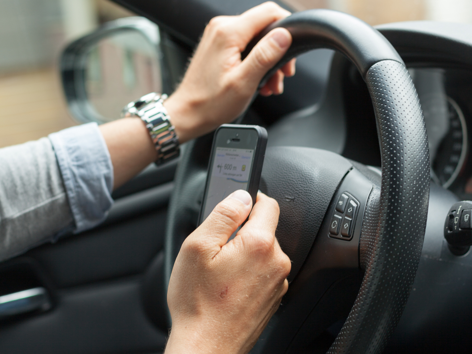 La mitad de los conductores se distrae con su celular mientras maneja