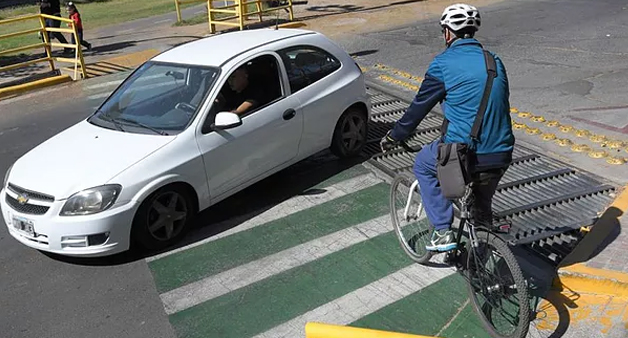 Poco respeto entre ciclistas, peatones y vehículos en las ciclovías de Godoy Cruz