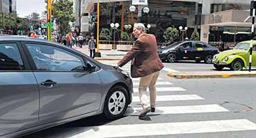 Conductores y peatones se inculpan mutuamente por falta de respeto en las normas de tránsito, relevó el observatorio de Cecaitra