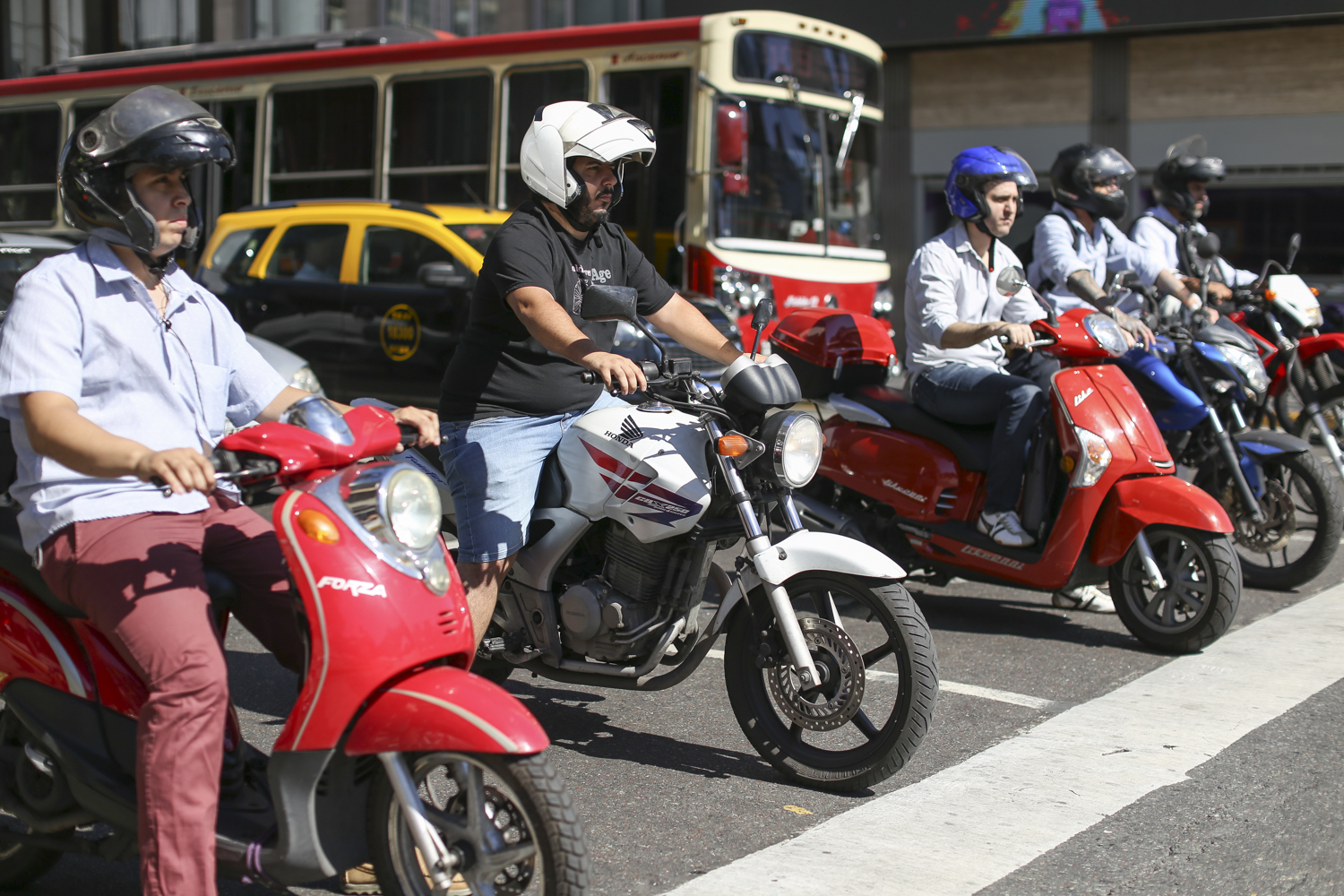 Capacitan en contenidos de seguridad vial a vendedores de motos