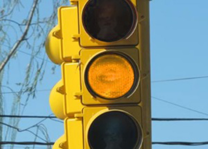En la encrucijada de la Luz amarilla 6 de cada 10 conductores  dicen que frenan, sin considerar la ley de tránsito vigente