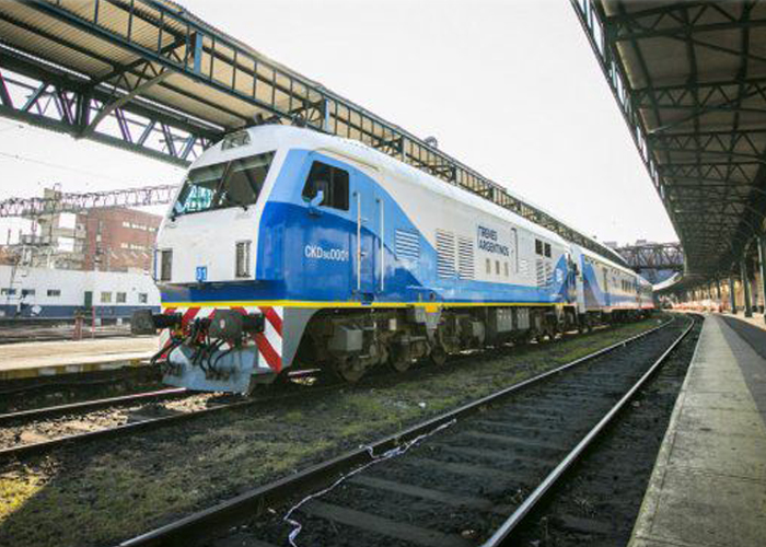 Iluminan con energía solar los pasos a nivel de trenes argentinos