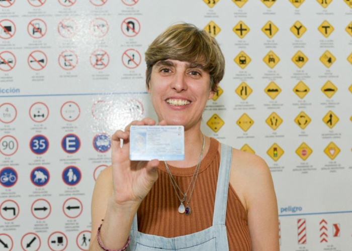 La primera licencia de conducir de identidad no binaria fue emitida en Pilar