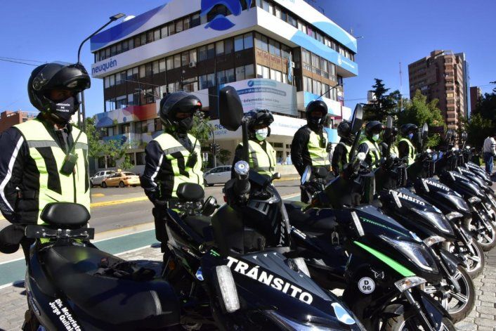 Motos eléctricas recorren la ciudad de Neuquén custodiando la seguridad en el tránsito