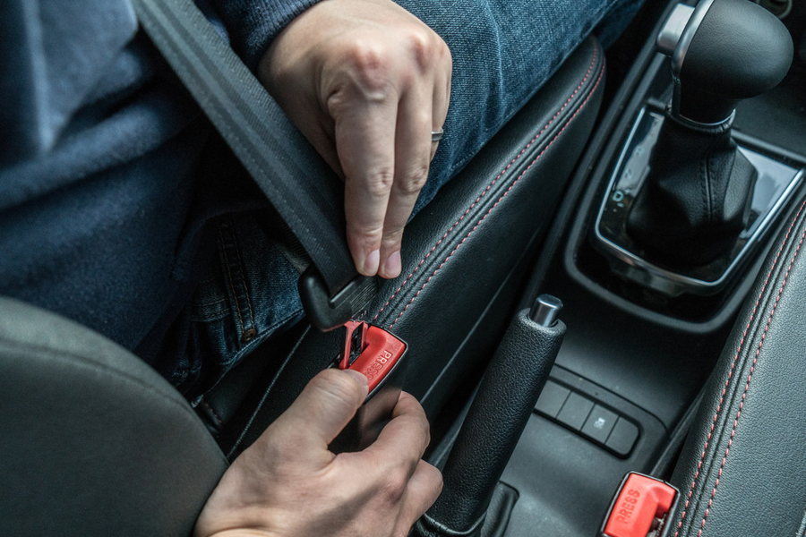 La mitad de los que conducen en Amba, desconocen normas basicas sobre uso de cinturones de seguridad