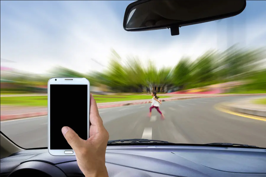 Uno de los mayores riesgos al volante es la utilización del móvil mientras conducimos