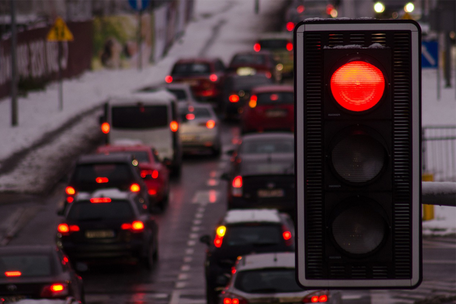 El 70% de los conductores se distraen cuando se detienen en un semáforo