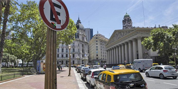 La ciudad de Buenos Aires libera el estacionamiento y escalona transporte público con apertura de comercios a las 10 hs