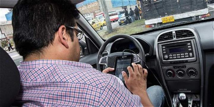 Crecieron un 56% las multas por uso de celular al conducir
