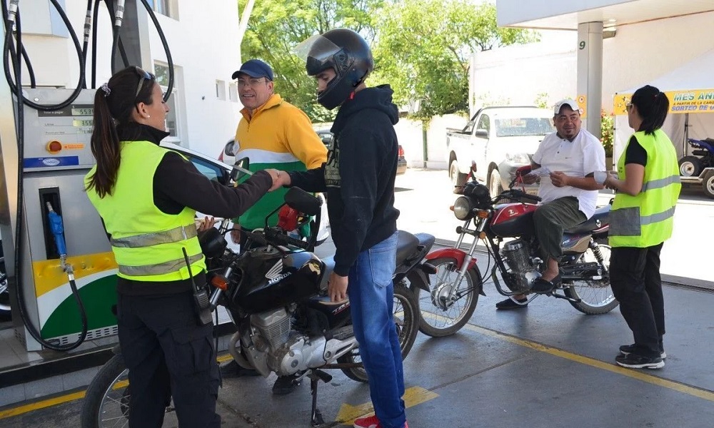Proponen en Mar del Plata que no vendan combustibles a motociclistas sin casco