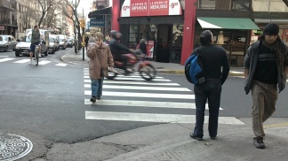 Los peatones arriesgan su vida cruzando semáforos en rojo
