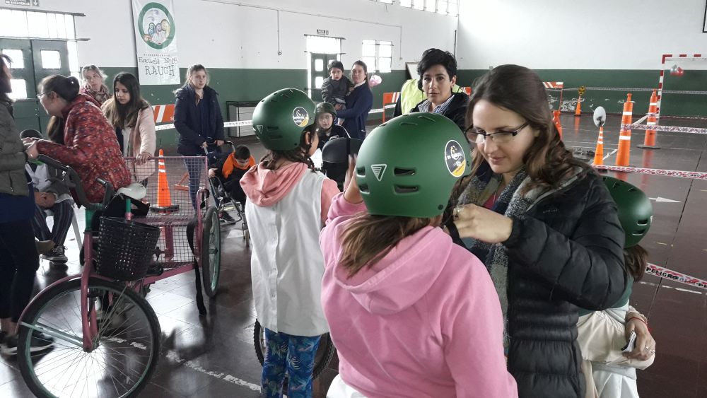 Cecaitra entrega cascos en una escuela de Rauch