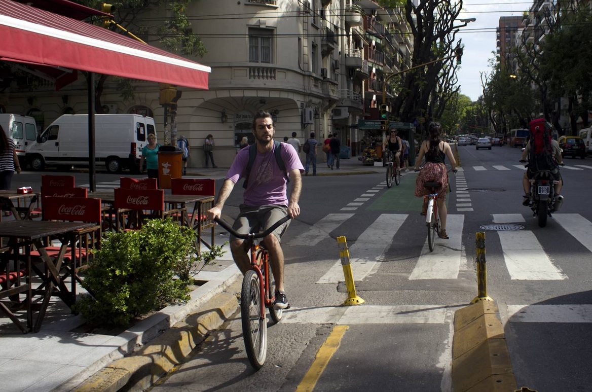 Cuáles son las 15 situaciones que más detestan los ciclistas que circulan por Buenos Aires