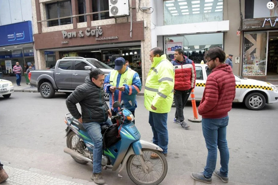 Las respuestas de peatones y conductores  de Mendoza ante operativos de concientización