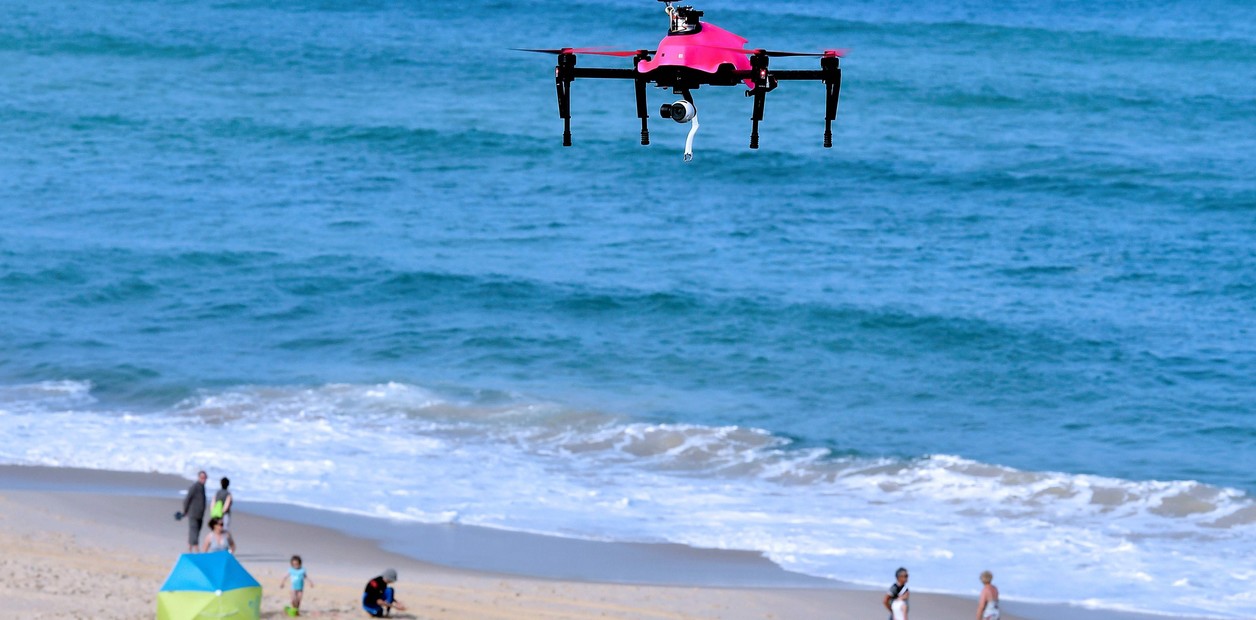 Usarán drones para controlar los cuatriciclos en las playas de la Costa