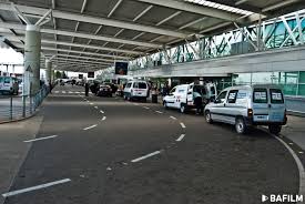 Permiso para que vehículos particulares puedan buscar familiares al aeropuerto de Ezeiza