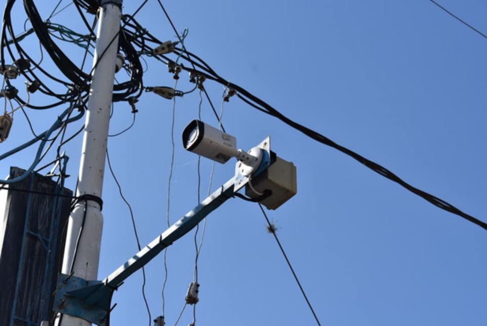 Colocan más cámaras de fotomultas en semáforos de Santa Lucía