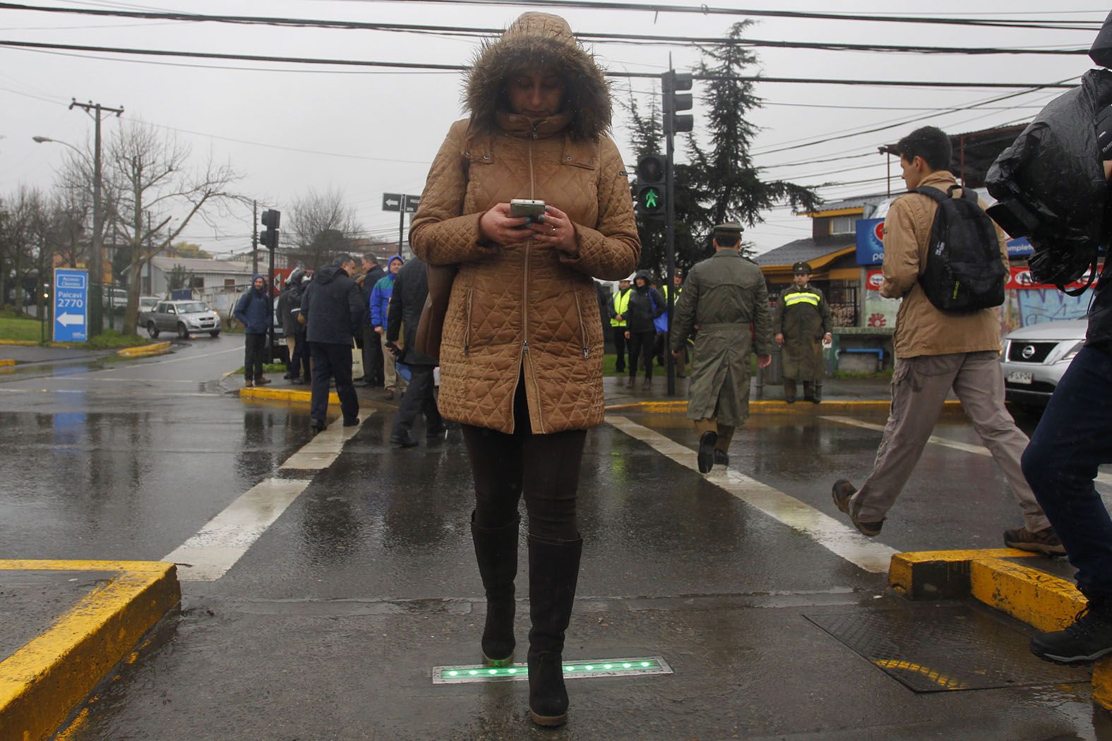 Informe revela aumento de muertes de peatones por el uso de celulares