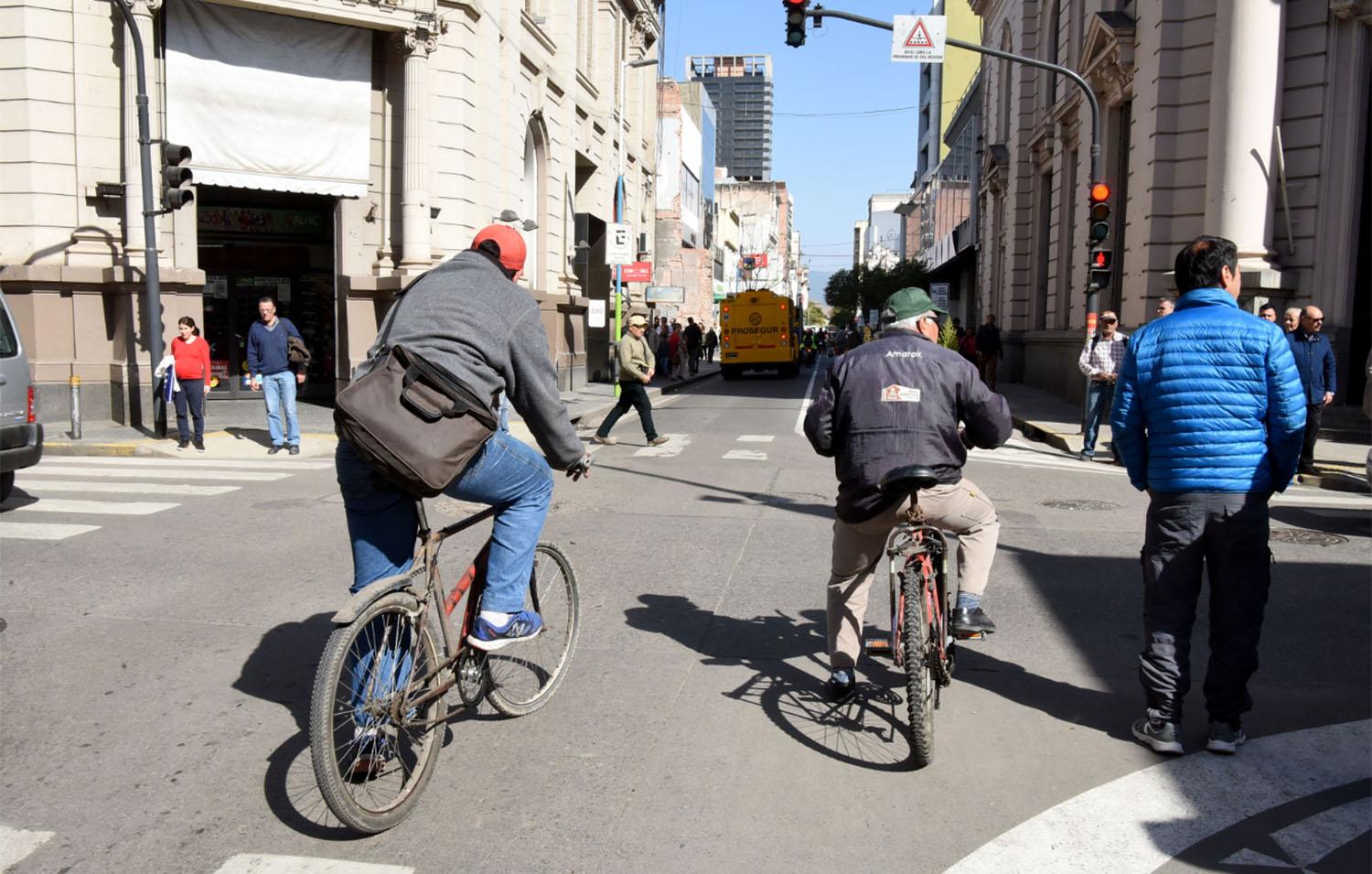 En  Tucumán quieren que todos los ciclistas lleven chaleco y casco