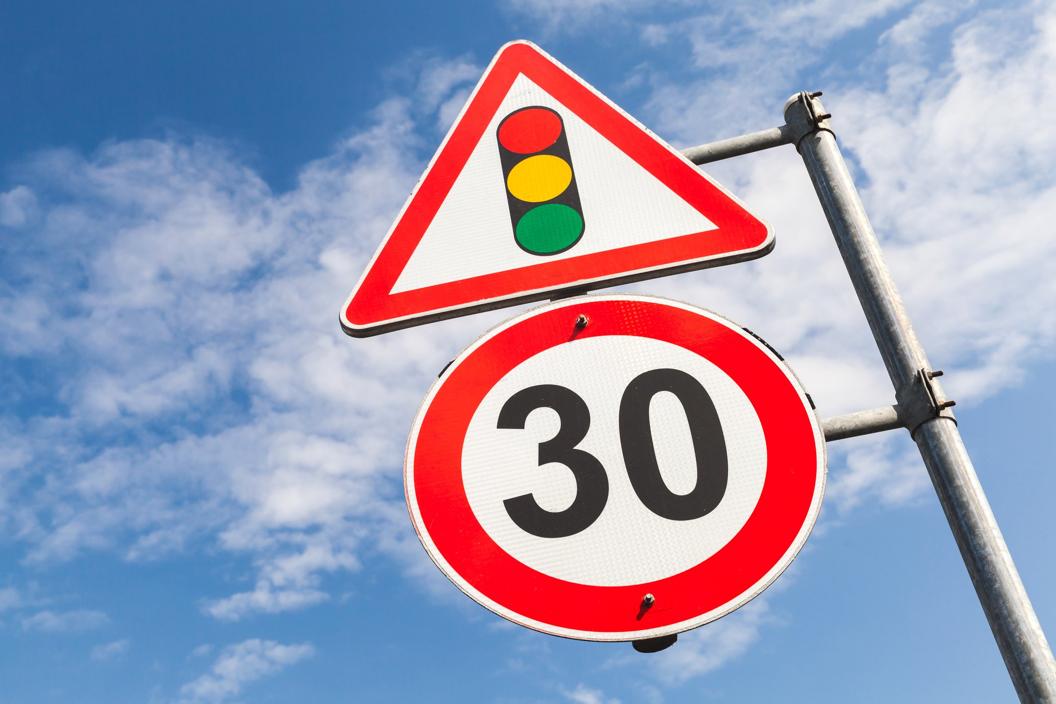La necesidad de reducir a 30 kmh la velocidad en las zonas urbanas