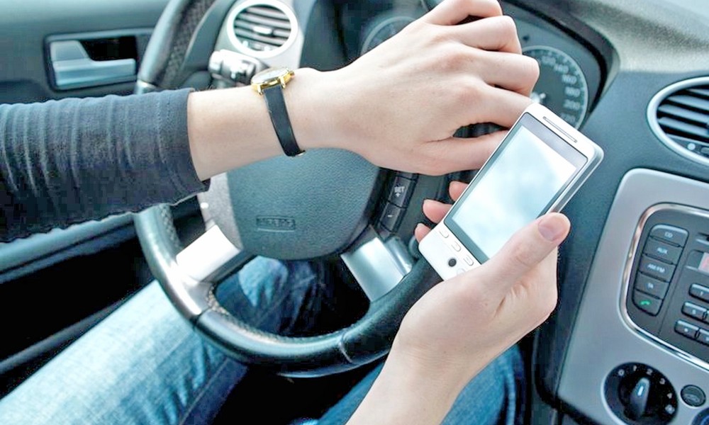 Seis de cada diez personas admiten usar audios de Whatsapp mientras conduce