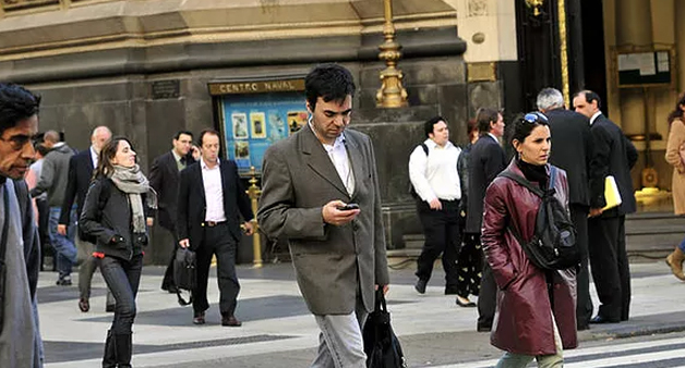 Aumentan los accidentes por uso del celular en la vía pública