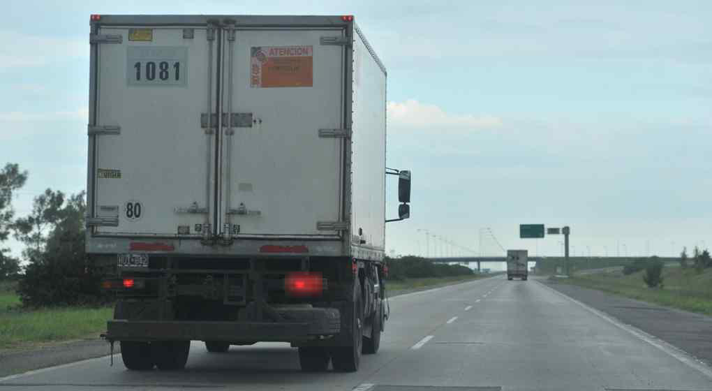 si un camión nos pone la luz de giro izquierda en la ruta, ¿lo podemos sobrepasar?
