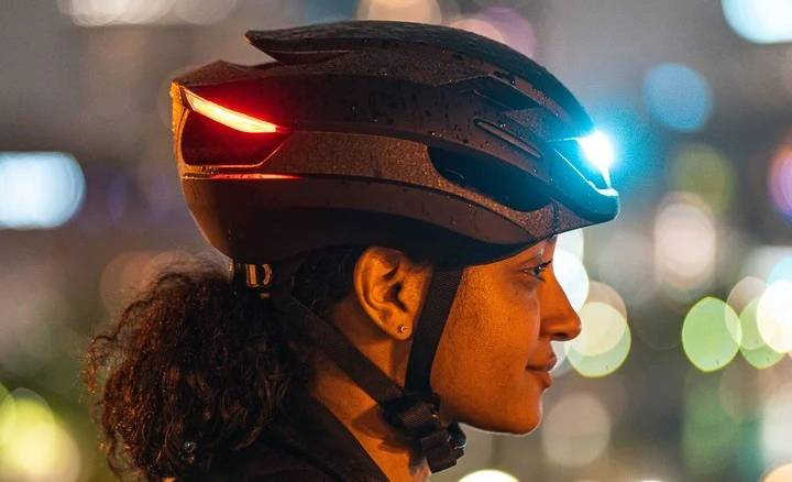 El casco de bicicleta ultra resistente y con un poderoso sistema de luces LED integradas.