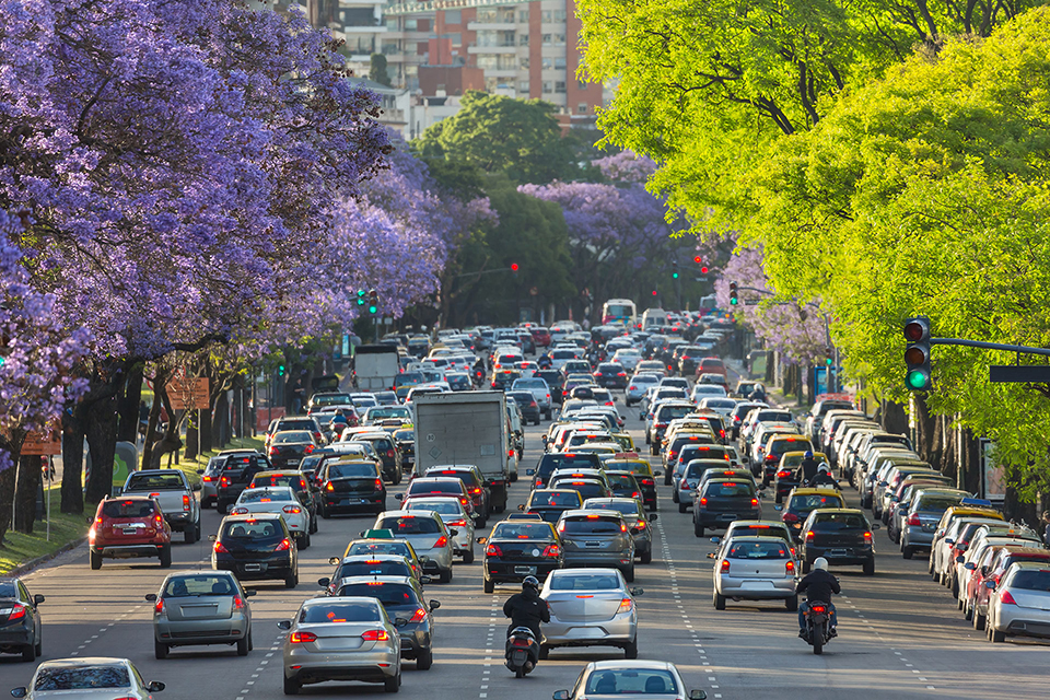 El 80% de los conductores argentinos está dispuesto a evitar el uso del auto en ciertos horarios para reducir la contaminación